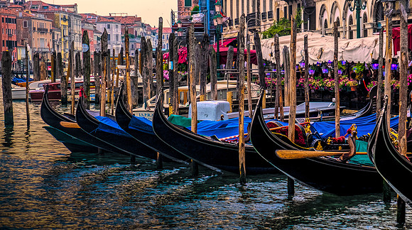 Venezia Gondolas
